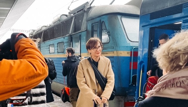 La ministra de Educación alemana llega a Kyiv