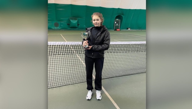 14-річна тенісистка, яка виїхала з Сум через російське вторгнення, виграла турнір в Англії