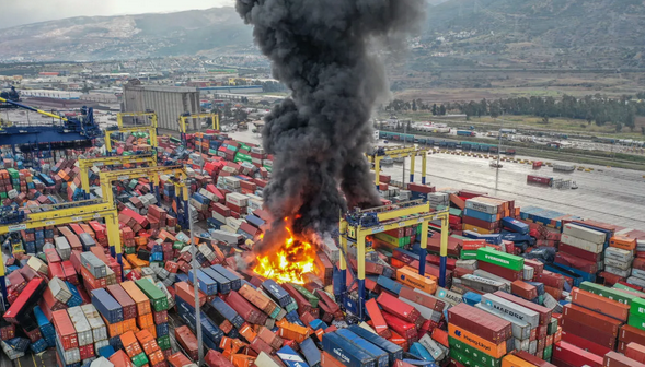 У порту Туреччини після землетрусу виникла пожежа 