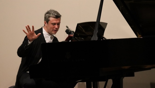 Перед українською громадою в ОАЕ виступив піаніст Євген Хмара