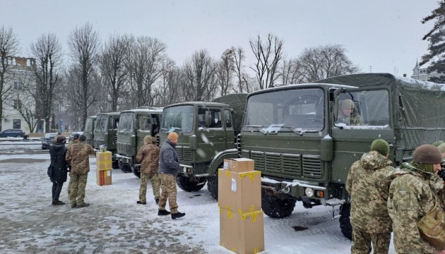 У Хмельницькому за донати придбали шість вантажівок для ЗСУ