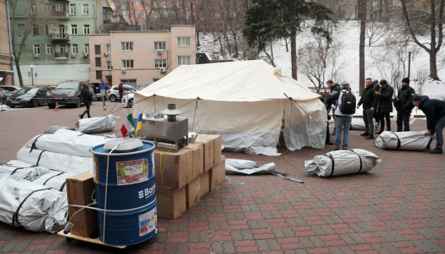 Тенти, буржуйки і генератор: Київ отримав гуманітарну допомогу від iталійських партнерів