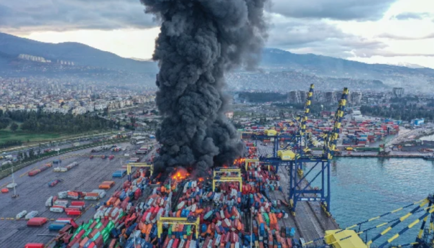 Пожежу в турецькому порту гасять з літаків і вертольотів