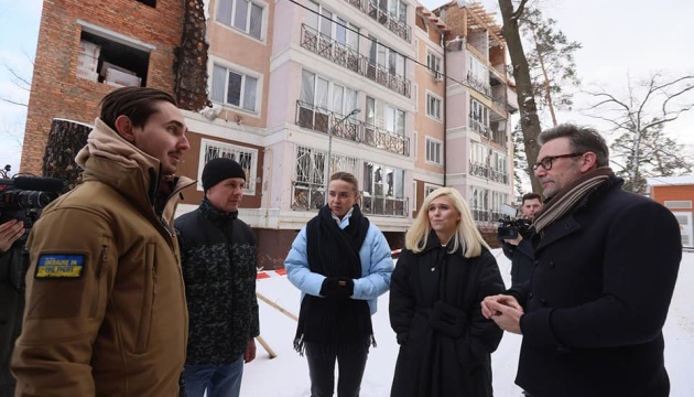 Французький режисер і українська тенісистка опікуватимуться ремонтом двох будинків в Ірпені