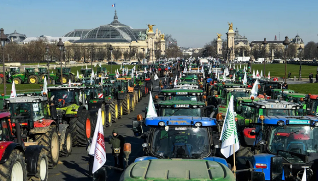 У Парижі фермери на тракторах протестували проти заборони пестицидів