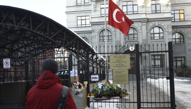 Ukrainians honor memory of victims of Turkey earthquake outside embassy in Kyiv