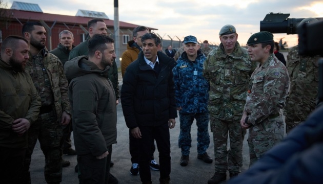 Selenskyj und Sunak besuchen ukrainische Soldaten in Großbritannien