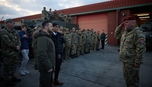 Зеленський і Сунак відвідали базу в Британії, де навчають українських бійців
