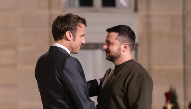 Macron entrega a Zelensky la Orden de la Legión de Honor