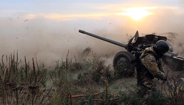 Ukrainian soldiers destroy enemy Msta-B, IFV and howitzer near Soledar 