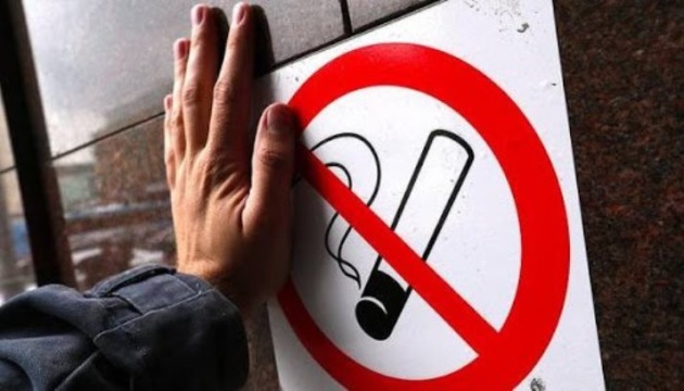 Майже половина українців знає про заборону куріння е-сигарет у громадських місцях 