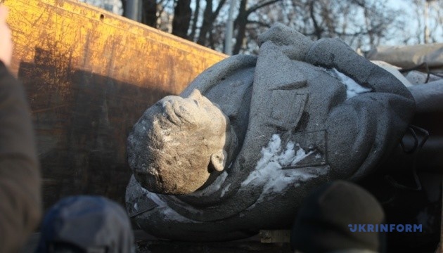 У Києві демонтували пам’ятник Ватутіну