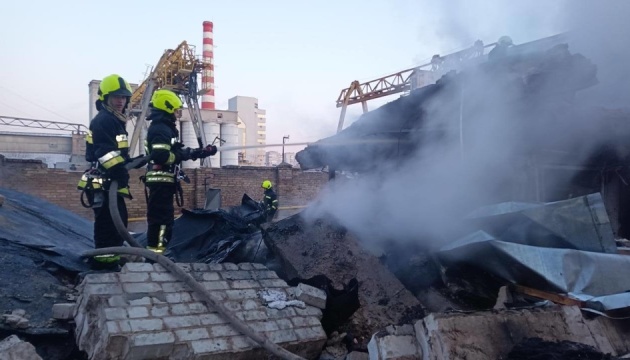 На місці вибуху на території колишнього заводу у Києві працює важка техніка ДСНС