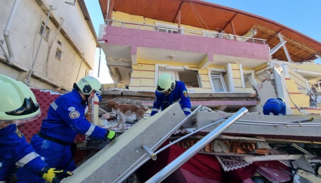 Українські рятувальники дістали з-під завалів у Туреччині тіла чотирьох загиблих