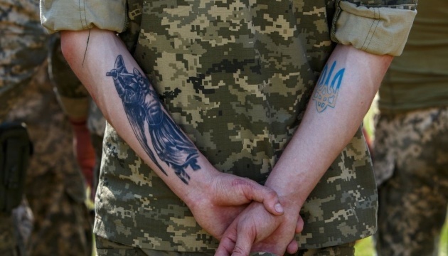 Rosyjski fejk o tatuażu we Lwowie - za symbole „faszystowskie” – sesja zdjęciowa z czołgiem „Leopard”

