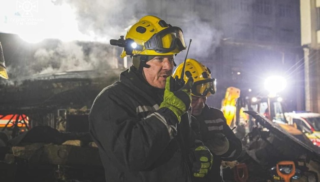 У Києві продовжують розбирати завали на місці вибуху на колишньому заводі