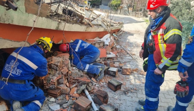 У Туреччині українські рятувальники розібрали 52 завали після землетрусу
