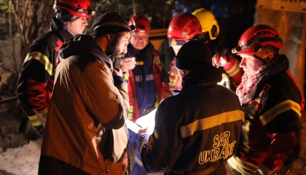 Rescatistas ucranianos ayudan a desmantelar escombros en Turquía