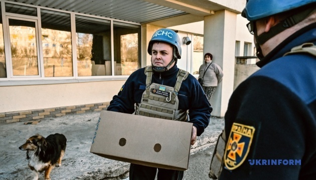 Запорізькі рятувальники доставляють хліб у села та міста на лінії зіткнення