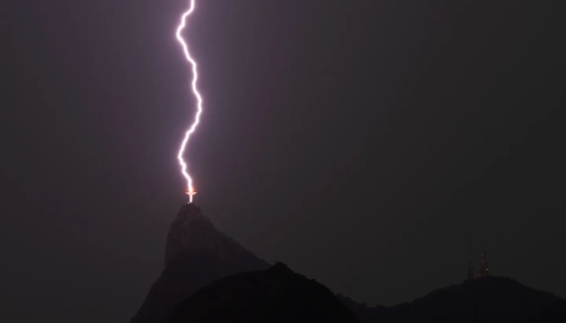 У Бразилії блискавка влучила у статую Христа-Спасителя