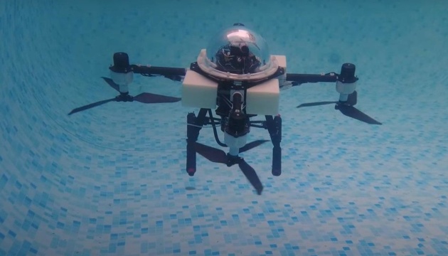 Китайські науковці розробили прототип дрона, який здатен літати і плавати
