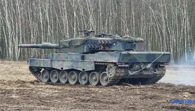 Ukrajinskí tankisti cvičia na Leopard 2 v Poľsku