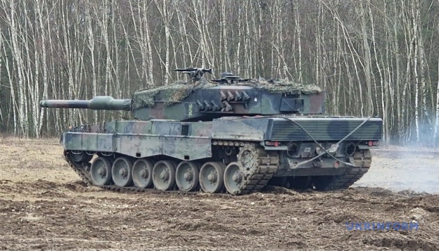 ウクライナ戦車兵、独製主力戦車レオパルト２の訓練開始