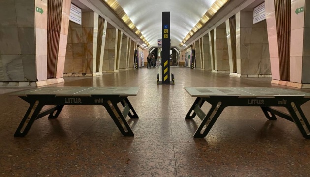 У Києві на 18 станціях метро облаштували додаткові модульні лави