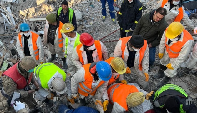 Українські рятувальники витягли з-під завалів у Туреччині 30-річну жінку