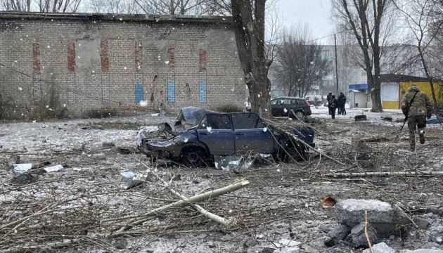 росіяни завдали ракетного удару по багатоповерхівці в Покровську, є поранені