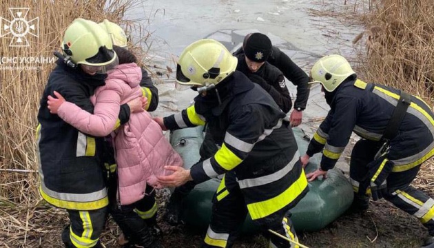 На Львівщині врятували дівчинку, яка провалилася під кригу