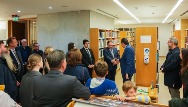 На Кіпрі відкрили першу «Українську книжкову поличку»