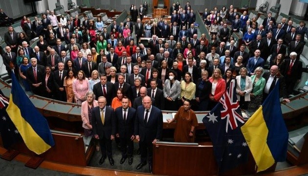 Тризуб у парламенті Австралії: депутати провели флешмоб на підтримку України