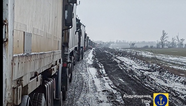 Траса від Маріуполя до Бердянського кільця вся у військових вантажівках рф - Андрющенко