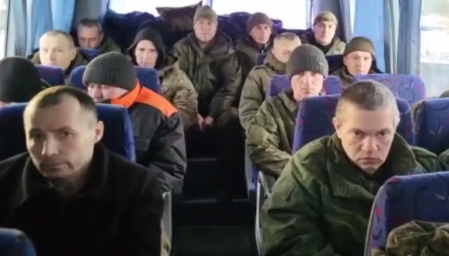 Український омбудсмен показав російських полонених перед обміном