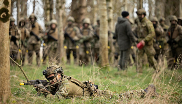 Ukrainian recruits in UK undergoing training on survival skills