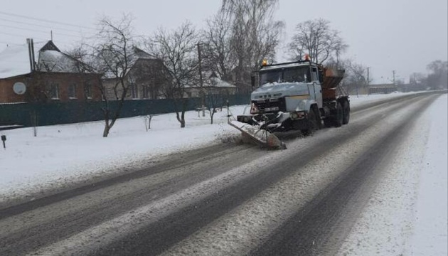 На Харківщині водіїв закликають утриматися від поїздок через снігопад