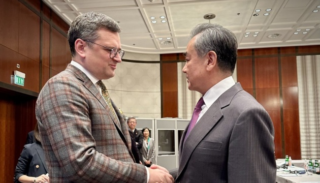 Кулеба обговорив відновлення миру в Україні з головним дипломатом Китаю