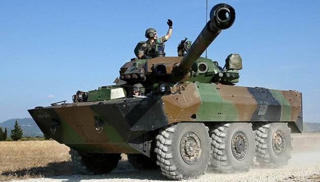 Міністр оборони Франції сказав, коли колісні танки вирушать до України