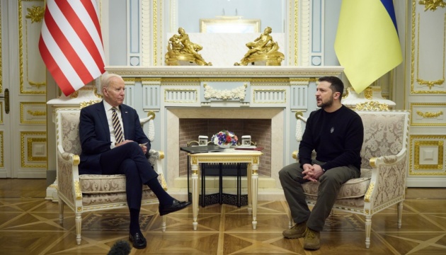 Зеленський обговорив з Байденом надання Україні далекобійної зброї