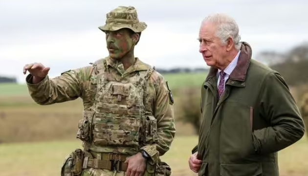 König Charles III. besucht ukrainische Soldaten in Großbritannien