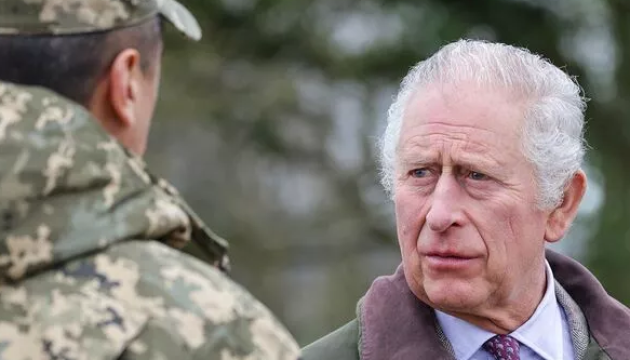 El rey Carlos visita el entrenamiento de soldados ucranianos en Inglaterra