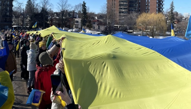 У столиці Канади розгорнули 30-метровий прапор України