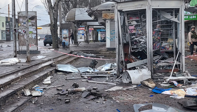 Seis muertos en un ataque ruso contra una parada de autobús y edificios residenciales en Jersón