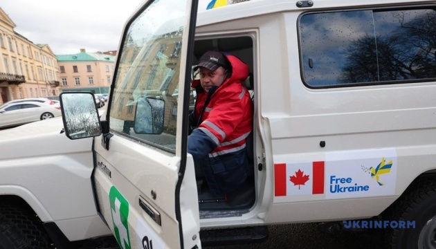 Благодійники передали позашляховики для відновлення системи медицини катастроф