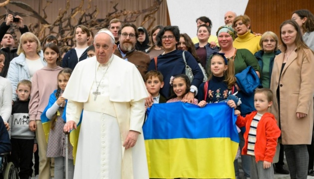 Le Pape François a dénoncé une guerre absurde et cruelle en Ukraine 