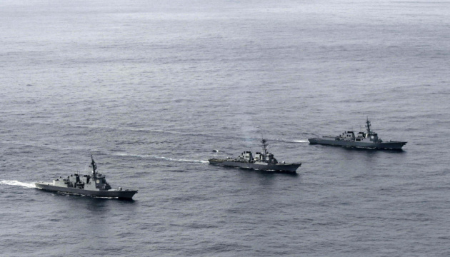 У відповідь на ракетні запуски КНДР три країни провели навчання у морі