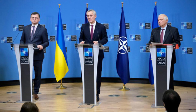 Le secrétaire général reçoit au siège de l’OTAN le ministre ukrainien des Affaires étrangères et le haut représentant de l'UE