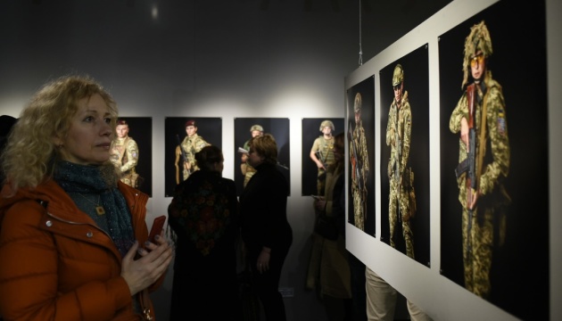 Зазирнути військовому у вічі: в Музеї війни відкрилась виставка «Захисники»