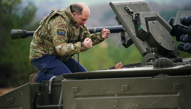 Міністр оборони Британії відвідав базу, де тренуються українські військові